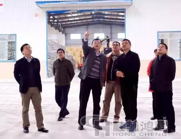 高賢斌(左三)深入到寶豐礦業(yè)生產(chǎn)車間調(diào)研 高賢斌(左三)深入到寶豐礦業(yè)生產(chǎn)車間調(diào)研