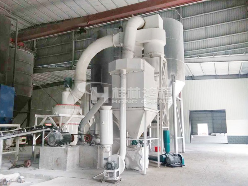 HC1500石灰石雷蒙磨粉機(jī)現(xiàn)場(chǎng) HC1500石灰石雷蒙磨粉機(jī)現(xiàn)場(chǎng)